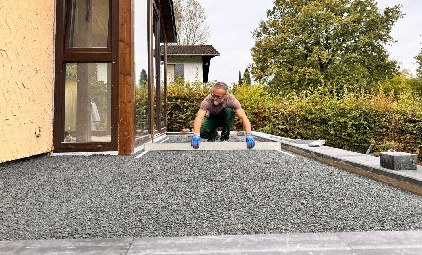 Erik Hitaj beim Herstellen des Splittbetts für eine Terrasse in Mücke