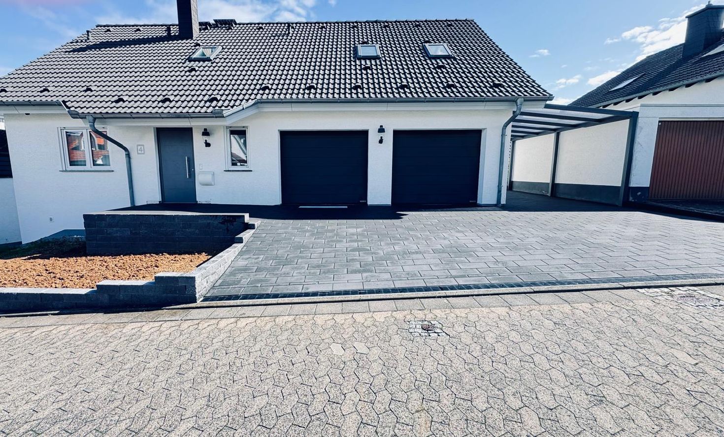 Moderne Einfahrt mit stufenlosem Hauseingang in Bad Soden