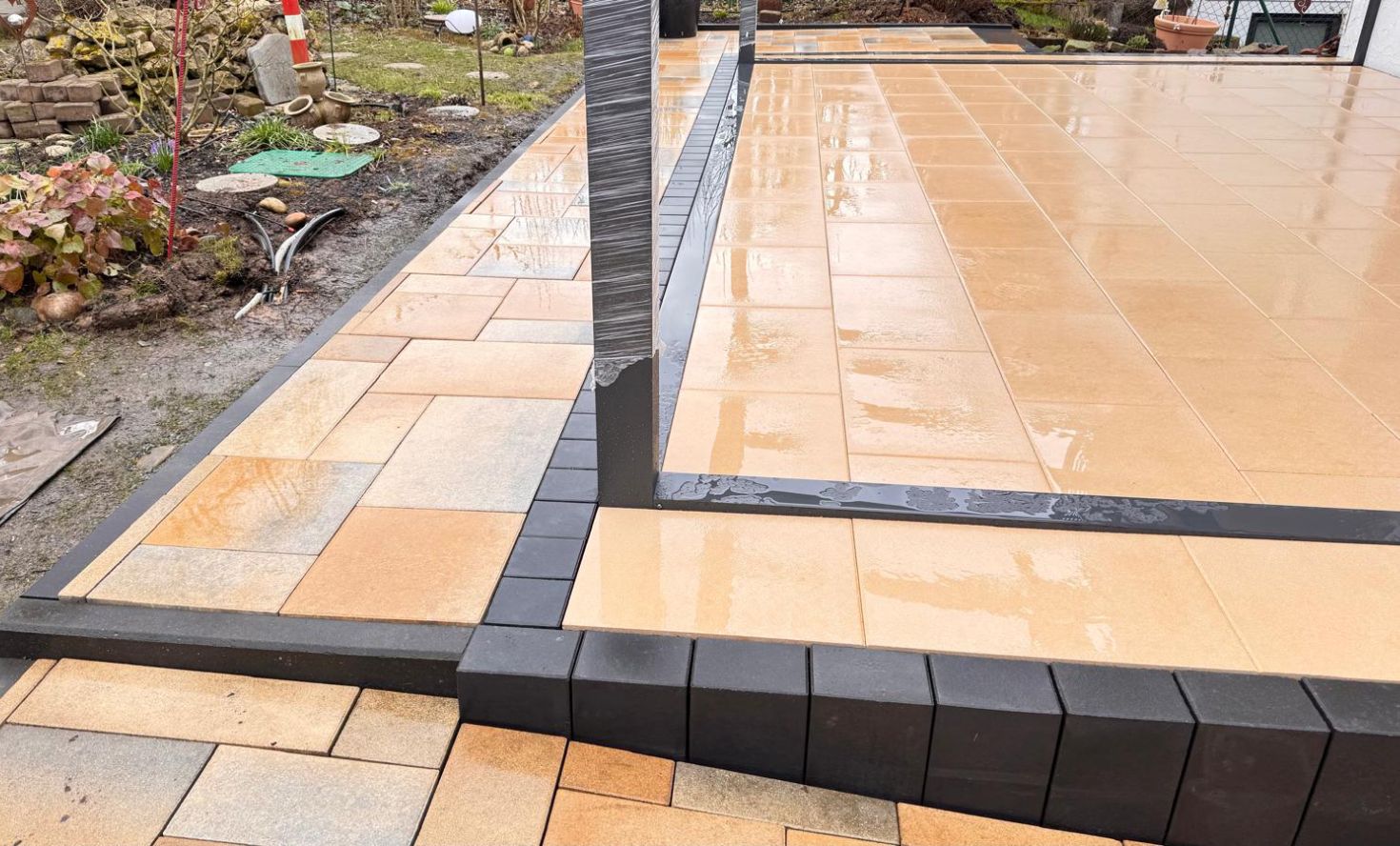 Moderne Terrassenanlage mit Betonplatten in Oberau