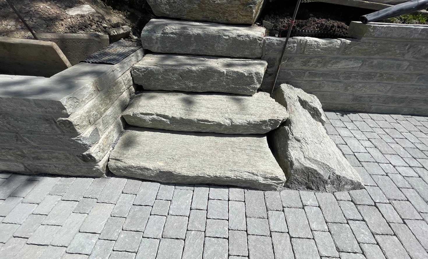 Natursteintreppe mit Gartenzugang in Schmitten