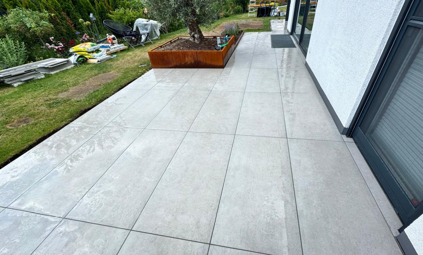 Kleine Terrasse mit hochwertigen Keramikplatten (120 × 60 cm) in Bad Vilbel