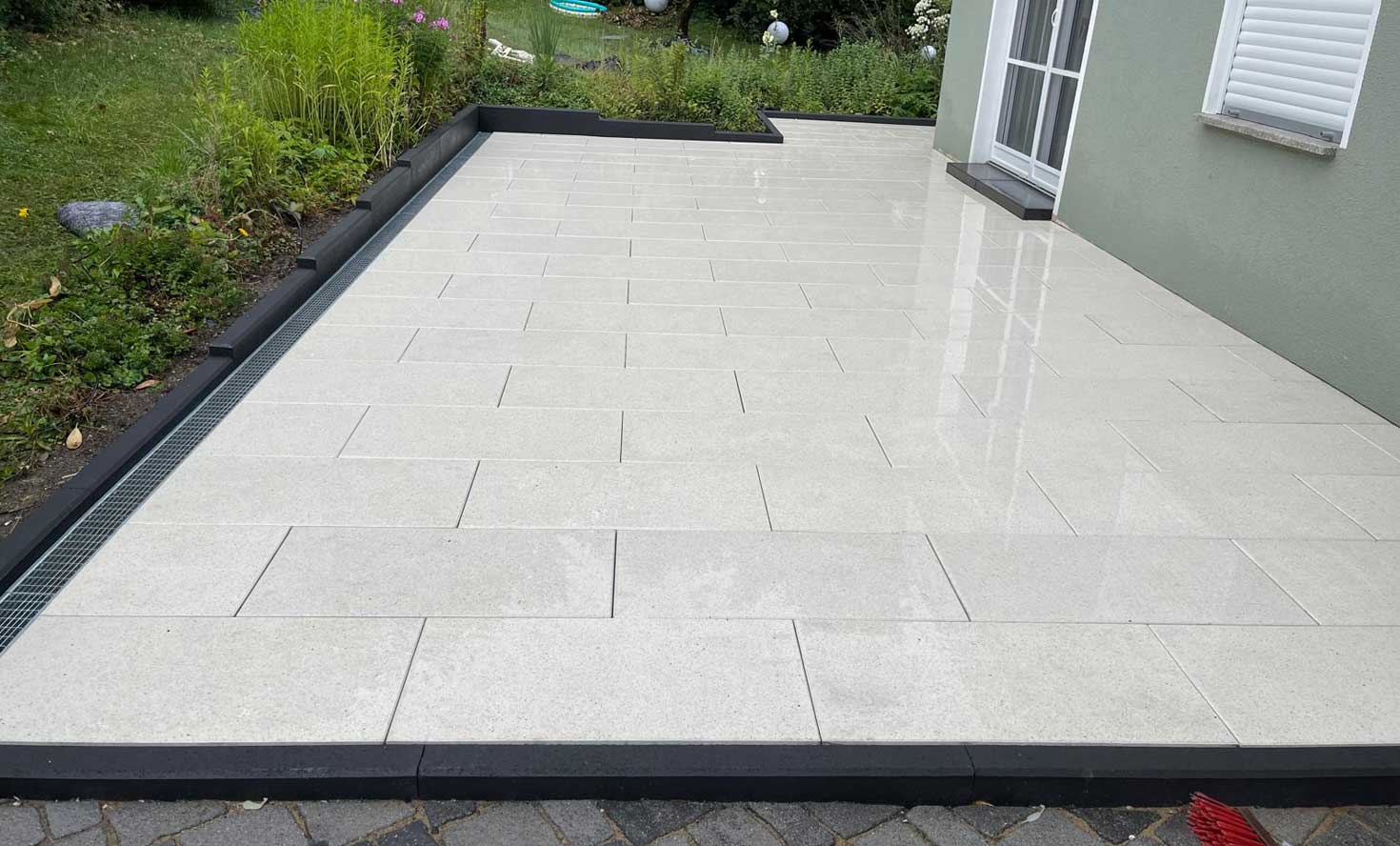 Terrassenanlage mit hochwertigen Keramikplatten in Schmitten
