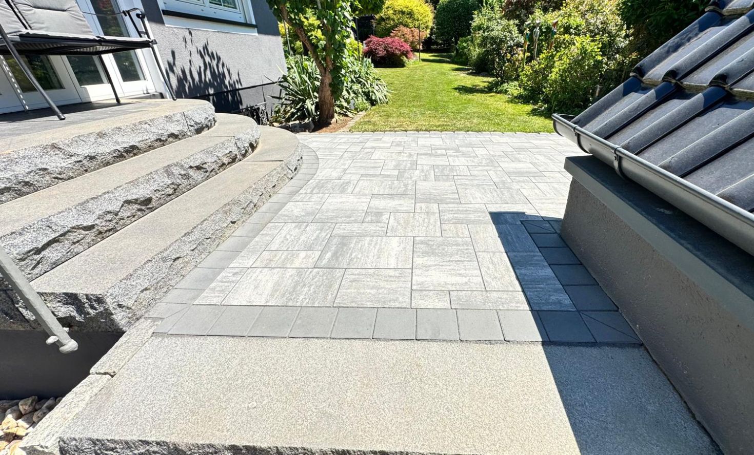 Terrassenanlage mit Zugang zum Garten in Hammersbach