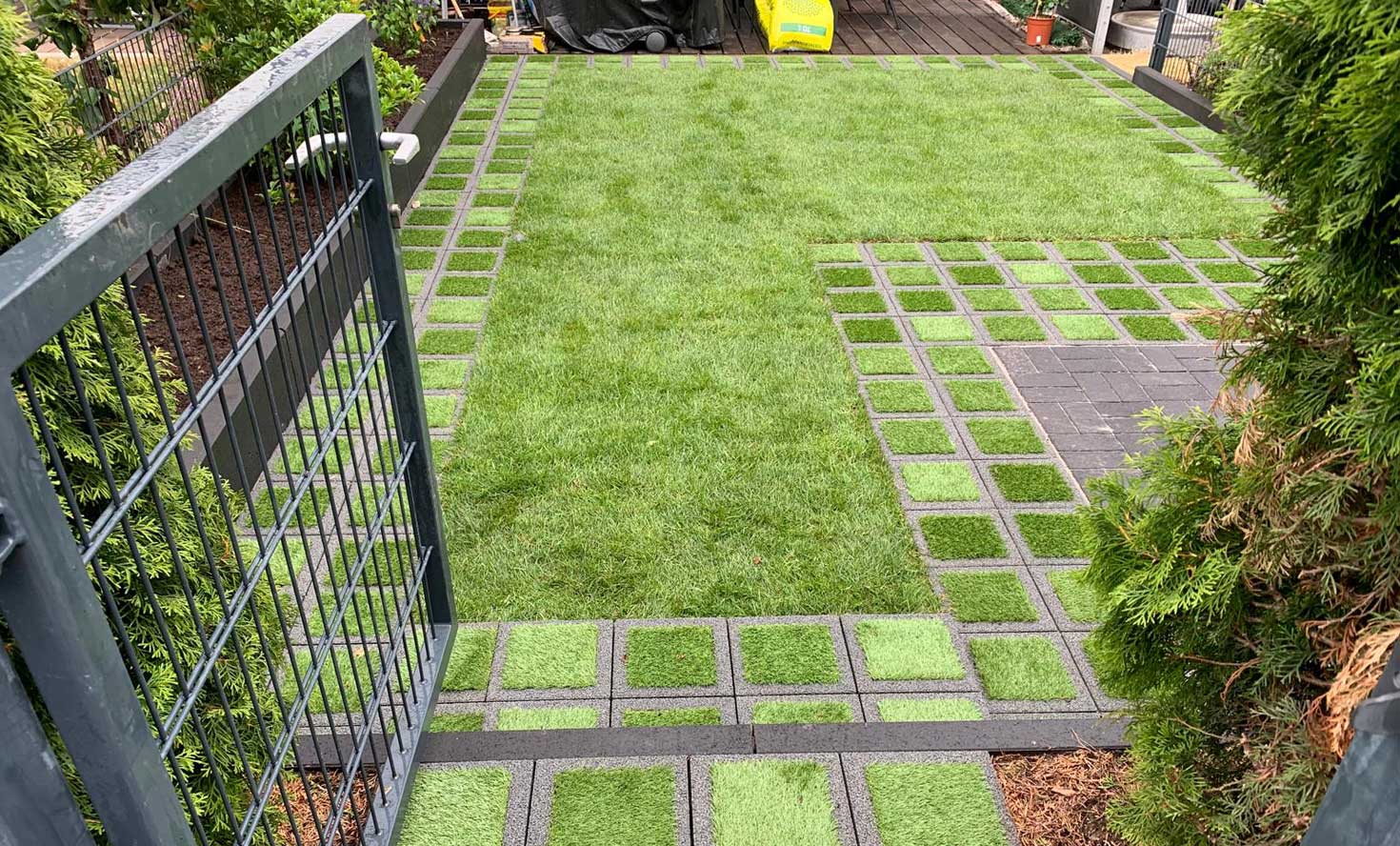 Terrassenanlage mit Kunstrasen in Bad Vilbel